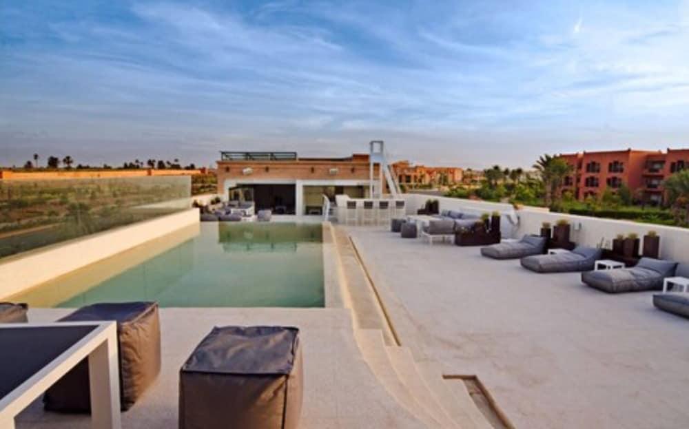 塞萨尔Spa度假酒店 马拉喀什 外观 照片 The rooftop pool at the hotel