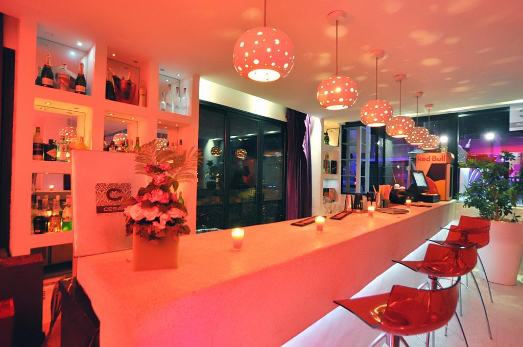 塞萨尔Spa度假酒店 马拉喀什 外观 照片 The bar at the 10000 km² hotel