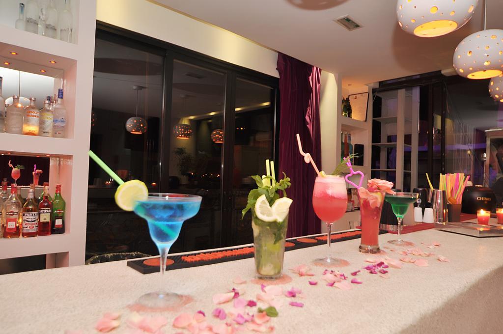 塞萨尔Spa度假酒店 马拉喀什 外观 照片 Cocktails at a bar