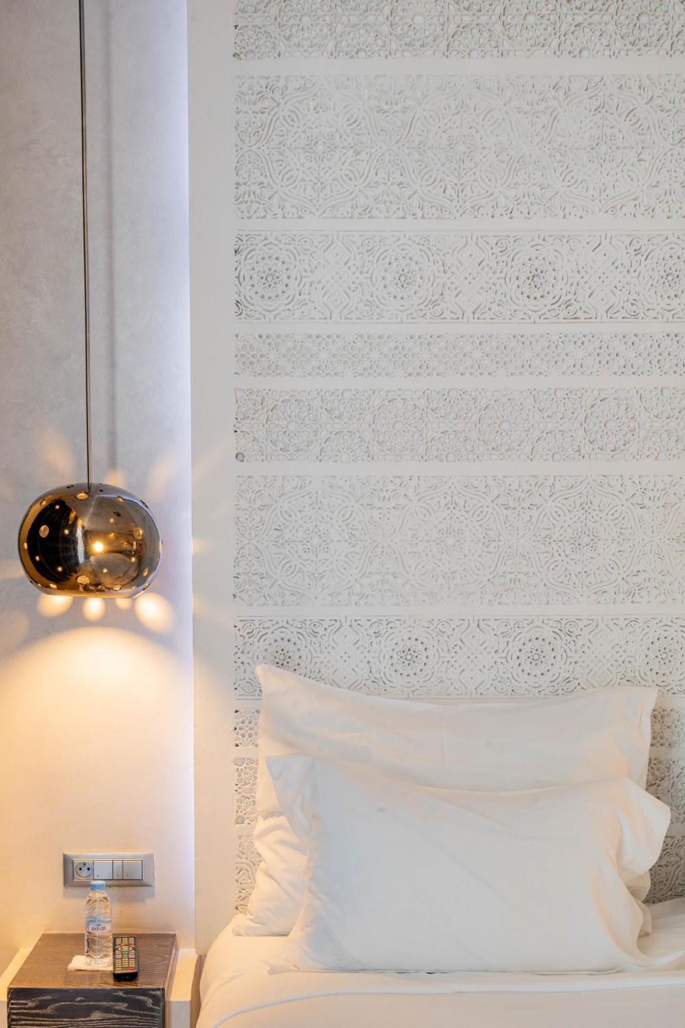塞萨尔Spa度假酒店 马拉喀什 外观 照片 A wall with a decorative finish